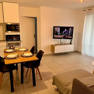 appartement-cosy-bron.hotels-rhonealpes.com/